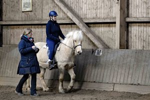 Kaja Stührenberg mit einer Reitschülerin